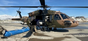 Deprem bölgesine havadan yardımlar sürüyor