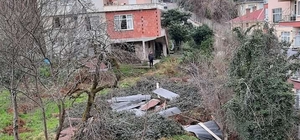 Rize'de kuvvetli rüzgar nedeniyle bazı ev ve iş yerlerinin çatısı uçtu