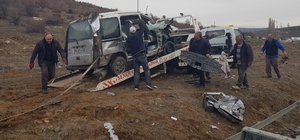 Yozgat'ta bariyerlere çarpan araçtaki anne ve baba öldü, 2 çocuk yaralandı