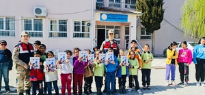 Kilis'te jandarmadan eğitimli köpeklerle depremzede çocuklara moral