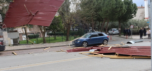 Denizli ile İzmir'de etkili olan lodos ve sağanak hayatı olumsuz etkiledi