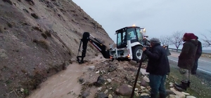 Tunceli'de sağanak nedeniyle bazı yollarda ulaşım aksadı