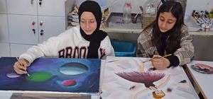 Eleşkirt'teki öğrenciler Gençlik Merkezi'nde el sanatlarını öğreniyor