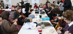 Kastamonulu kadınlar huzurevinde kalan yaşlılar için diz battaniyesi örüyor 