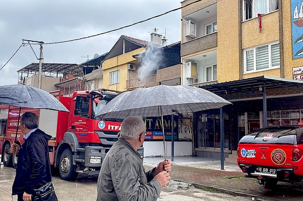 Bursa'da bir binanın çatısında çıkan yangın söndürüldü