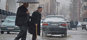 Ağrı'da sağanak sonrası cadde ve sokaklarda su birikintileri oluştu