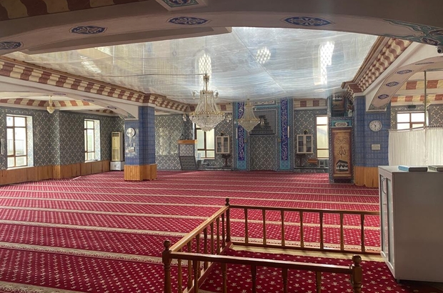 Harmancık Belediyesi ekipleri ramazan öncesi camileri temizliyor