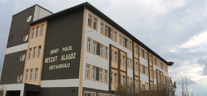 Baharın müjdecisi leylekler Iğdır'da bir okulun çatısına yuva yaptı