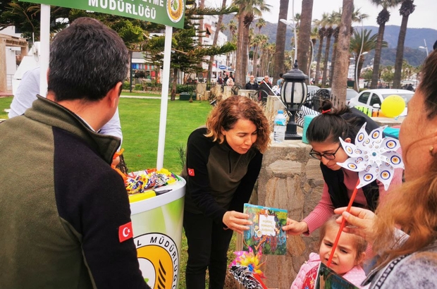 Marmaris'te çocuklara balon, rüzgar gülü, vatandaşlara fidan dağıtımı yapıldı