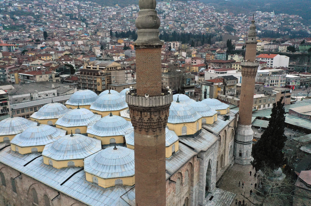 Bursa'daki tarihi Ulu Cami'ye "Ramazan biz olmaktır" yazılı mahya asıldı