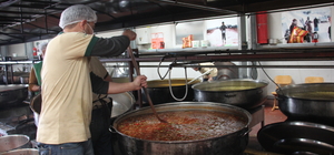 İHH Kilis Koordinasyon Merkezinden deprem bölgesine günlük 30 bin kişilik i...