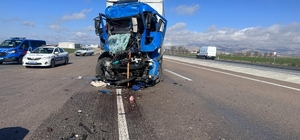 Konya'da iki kamyonun çarpışması sonucu iki kişi yaralandı