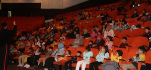 Antalya'da depremzedeler yaşadıkları travmayı tiyatroyla atlatmaya çalışıyor