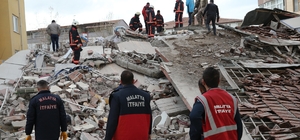 Malatya'da 5 katlı ağır hasarlı bina kendiliğinden çöktü
