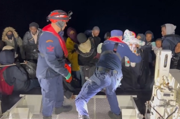 İzmir açıklarında lastik botlardaki 59 düzensiz göçmen kurtarıldı 