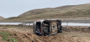 Kırıkkale'de bariyerlere çarpan hafif ticari araçtaki 3 kişi yaralandı