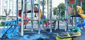 Mersin'de çocuk parkındaki oyun gruplarına yakılarak zarar verildi