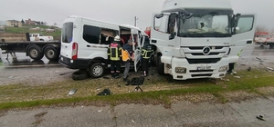 Batman'da minibüs ve tırın çarpışması sonucu 1 kişi öldü, 4 kişi yaralandı