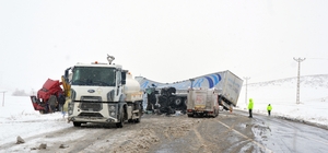 Ağrı'da iki tırın çarpıştığı kazada sürücüler yaralandı