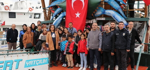Mersin'de depremzede çocuklar tekne gezisiyle moral buldu