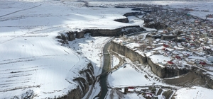 Ağrı'da Murat Kanyonu, ilkbaharda karla kaplandı