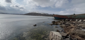Kars'ın zirvesindeki Aygır Gölü'nde buzlar erimeye başladı