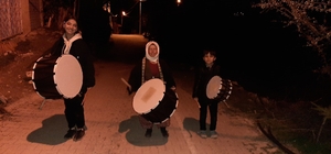 Ramazan davulcusu kadın, köylüleri sahura 2 torunuyla birlikte gezerek kald...