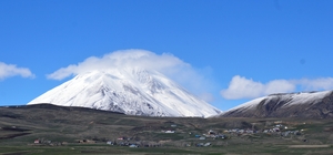 Ağrı'daki Kösedağ'ın zirvesi ilkbaharda karla kaplandı