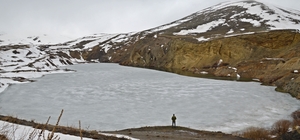Ağrı'daki Hayrangöl'ün buz tabakası baharda da erimedi