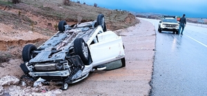 Kütahya'da devrilen otomobildeki 2 genç yaralandı