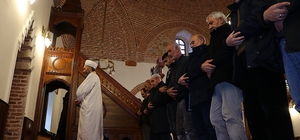 Akkoyunlu ailesi, ibadetlerini atalarının inşa ettiği 506 yıllık camide yap...