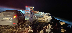 Bayburt'ta kar nedeniyle yolda mahsur kalan sürücü kurtarıldı