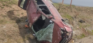 Sivas'ta devrilen otomobildeki 5 kişi yaralandı 