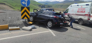 Ağrı'da hafif ticari araç ile otomobil çarpıştı, 5 kişi yaralandı