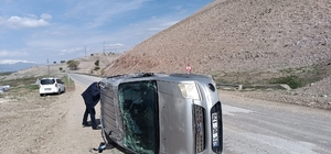 Erzincan'da devrilen araçtaki iki kişi yaralandı