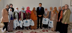 Erzurum Valisi Memiş, depremzedelere tandır ekmeği gönderen kadınları ziyar...