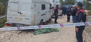 Isparta'da lastiğini değiştirdiği aracının altında kalan kişi öldü 