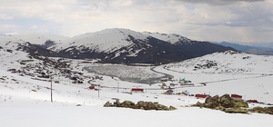 Aydıntepe Göleti ilkbaharda da buzla kaplı