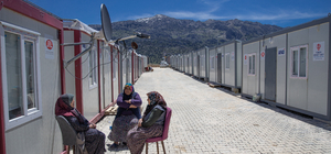 Depremzede kadınlar, acılarını yeni dostluklarla unutmaya çalışıyor