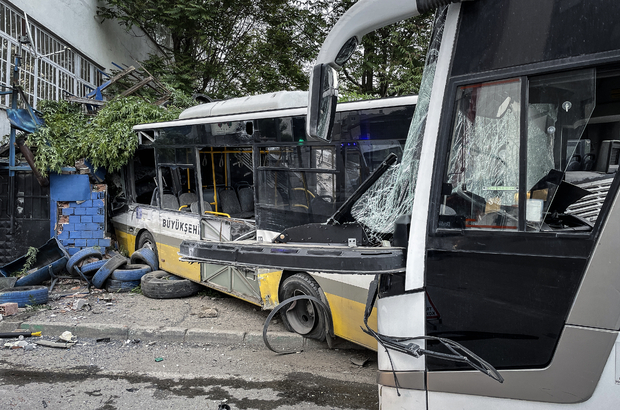 Bursa'nın Osmangazi ilçesinde servis aracı ile özel halk otobüsünün çarpıştığı kazada yaralanan...