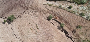 Deprem nedeniyle tepe çökünce manzarası değişen iki köy görüntülendi
