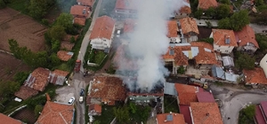 Isparta'da iki katlı ev yanarak kullanılamaz hale geldi