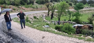 Isparta'da kamyonetin şarampole devrilmesi nedeniyle 1 kişi ölü, 1 kişi yaralandı