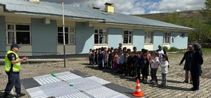 Bingöl'de jandarmadan ilkokul öğrencilerine trafik eğitimi