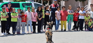Kilis'te eğitimli köpeklerle depremzede çocuklara moral etkinliği