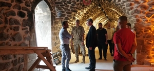 Kaymakam Şener, tarihi Mor Kiryakus Manastırında restorasyon çalışmasını in...