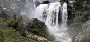 Kar ve yağmur sularıyla coşan Tortum Şelalesi ziyaretçilerini bekliyor