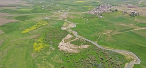 Murat Nehri'nin çevresinde bahar renkleri hakim oldu