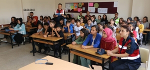 Adana'da jandarma, öğrencilerle çevre temizliği yaptı