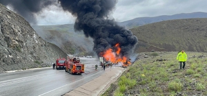 Erzincan'da iki tırın çarpışması sonucu çıkan yangına müdahale ediliyor